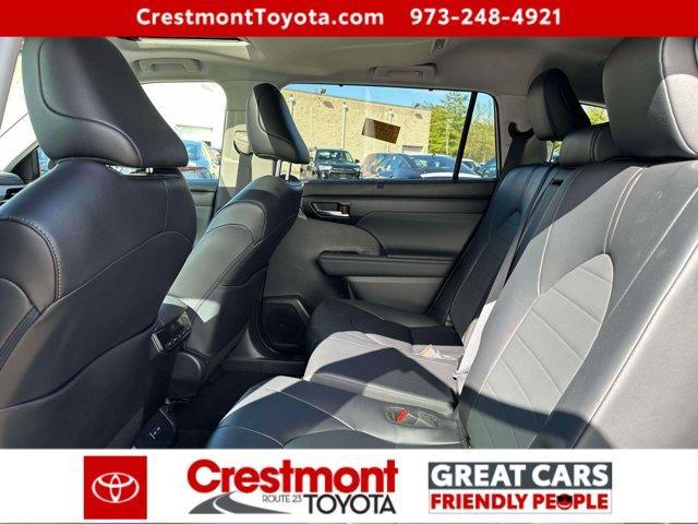 used 2025 Toyota Highlander car, priced at $42,984