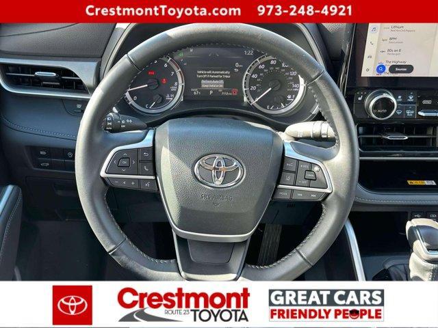 used 2025 Toyota Highlander car, priced at $42,984