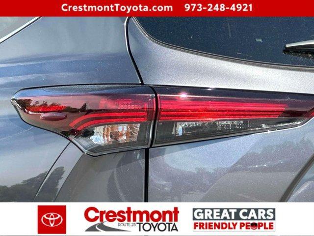 used 2025 Toyota Highlander car, priced at $40,157