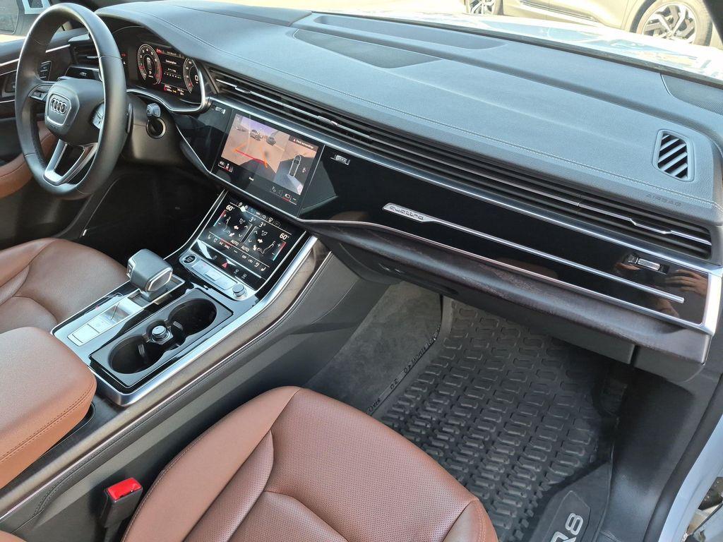 Audi Q8 view 32