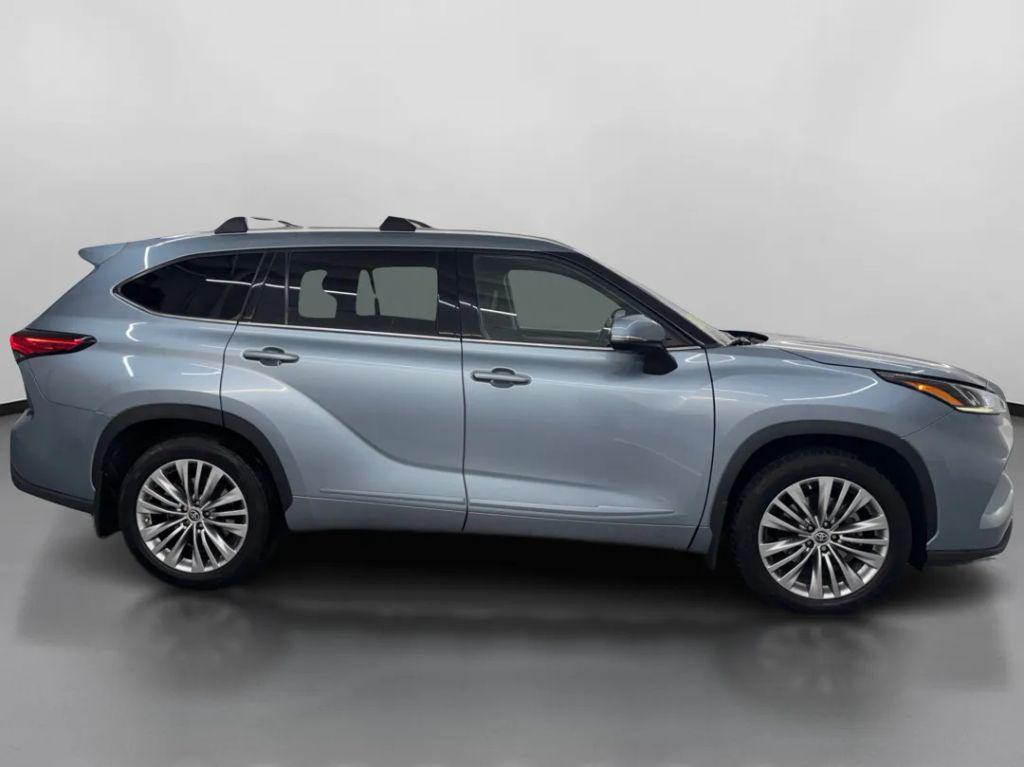 used 2022 Toyota Highlander car, priced at $32,999