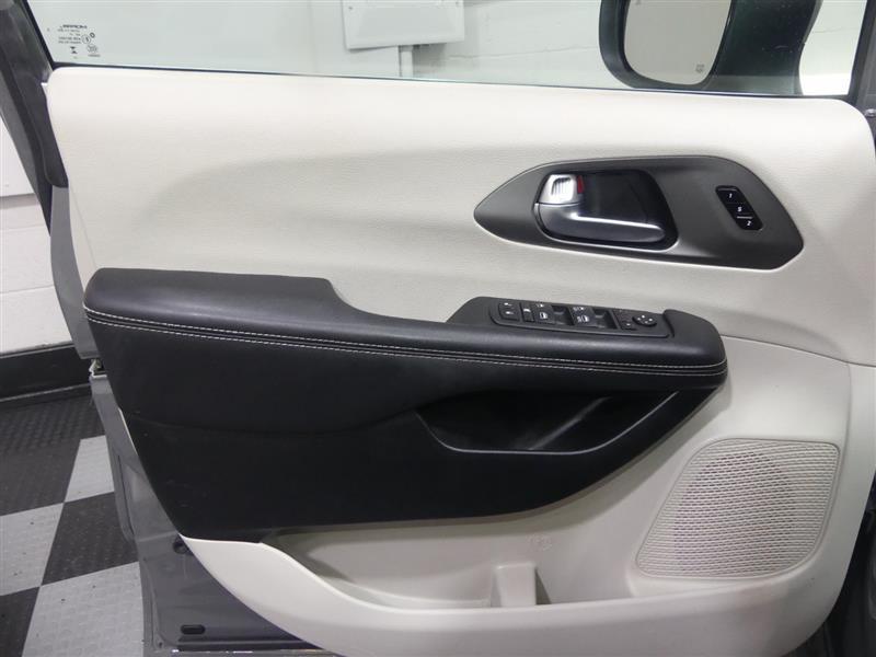 used 2023 Chrysler Pacifica car