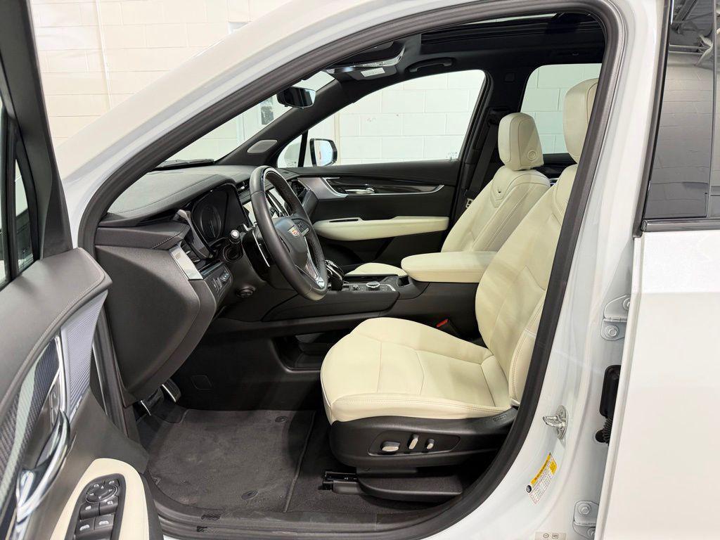 used 2025 Cadillac XT6 car, priced at $58,327