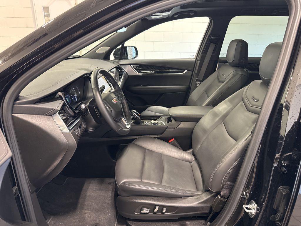 used 2025 Cadillac XT6 car, priced at $41,997