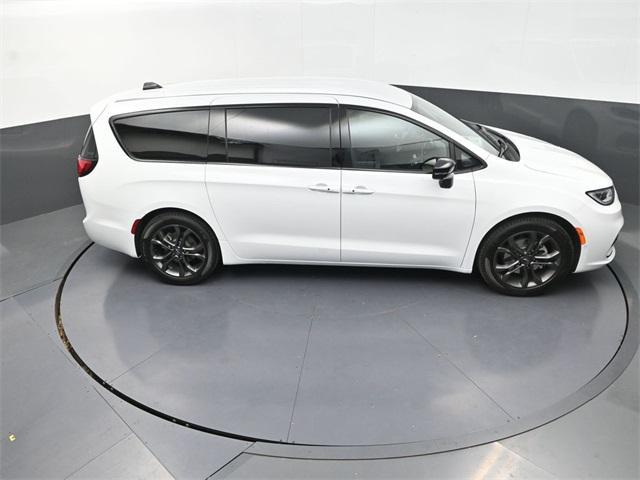 new 2026 Chrysler Pacifica car, priced at $39,000