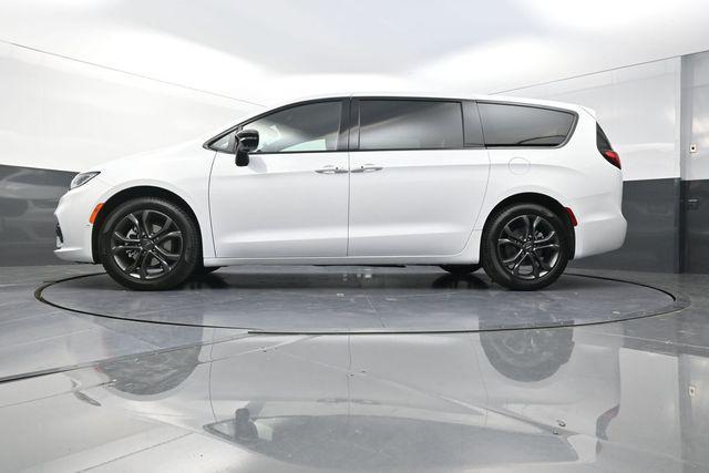 new 2026 Chrysler Pacifica car, priced at $39,716