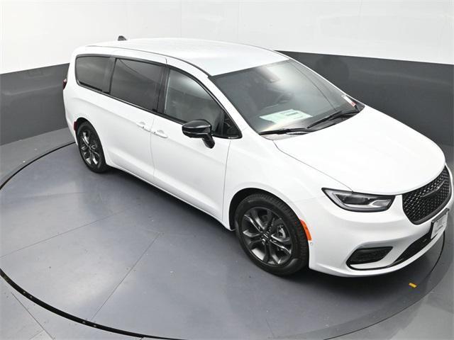 new 2026 Chrysler Pacifica car, priced at $39,000