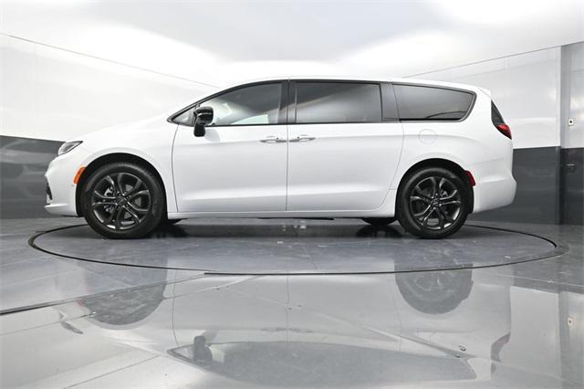 new 2026 Chrysler Pacifica car, priced at $39,000