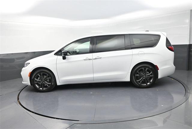 new 2026 Chrysler Pacifica car, priced at $39,000