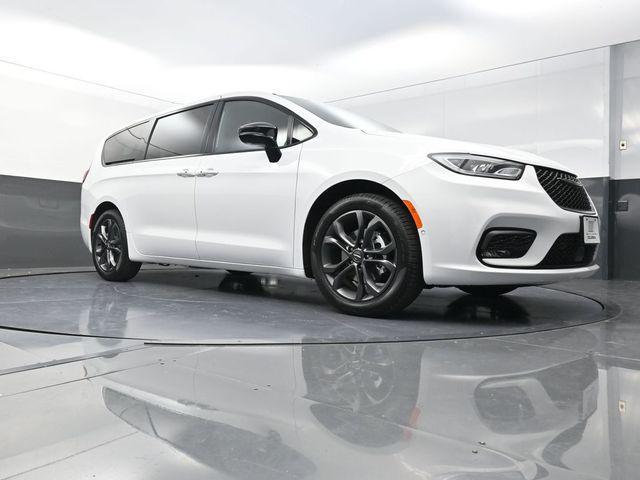 new 2026 Chrysler Pacifica car, priced at $39,716
