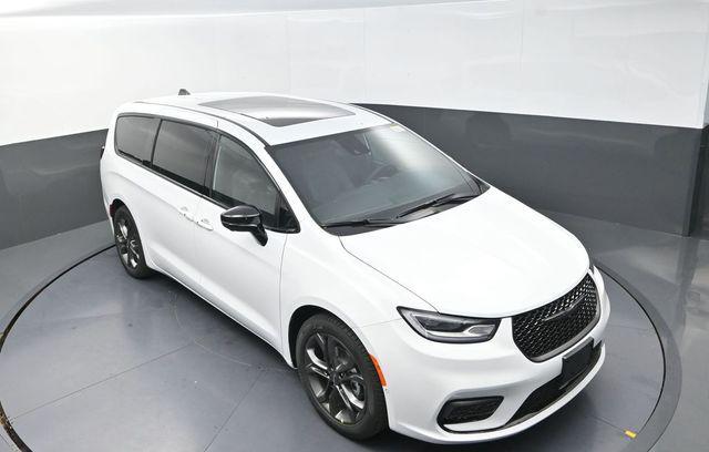 new 2026 Chrysler Pacifica car, priced at $41,174