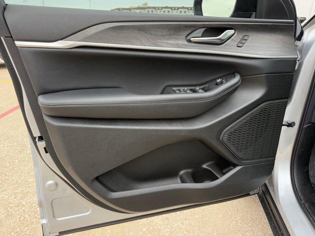 new 2025 Jeep Grand Cherokee car, priced at $44,299