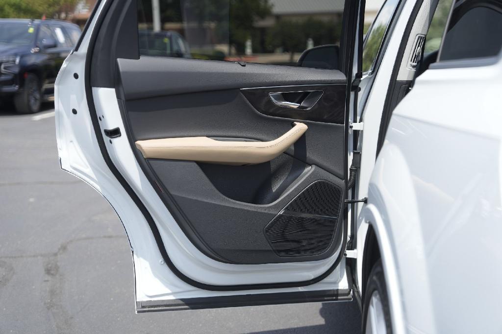 new 2025 Audi Q7 car, priced at $76,480