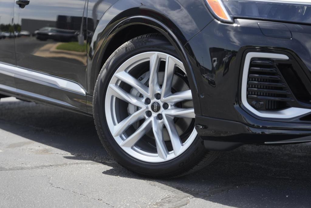 new 2025 Audi Q7 car, priced at $69,754