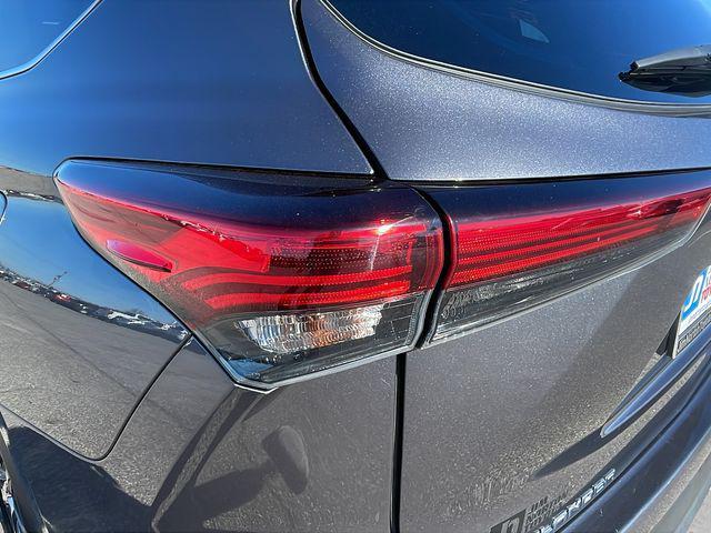 used 2023 Toyota Highlander car, priced at $34,487