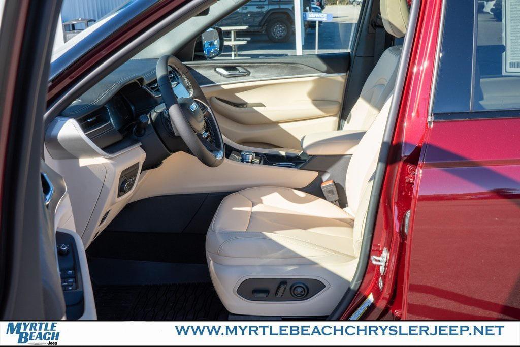 new 2025 Jeep Grand Cherokee car, priced at $49,521