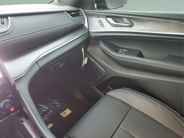 new 2025 Jeep Grand Cherokee car, priced at $55,390