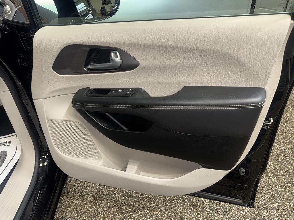 used 2024 Chrysler Pacifica car, priced at $29,995