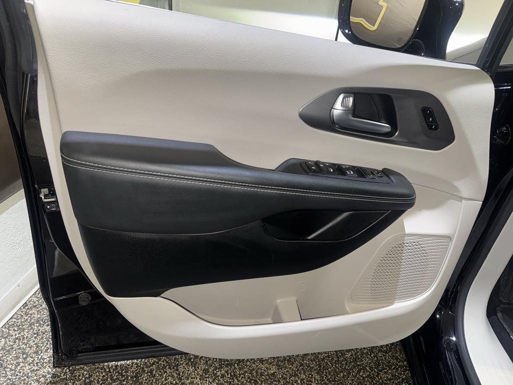 used 2024 Chrysler Pacifica car, priced at $29,995