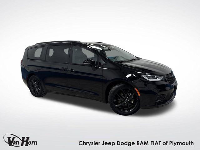 used 2025 Chrysler Pacifica car, priced at $38,250