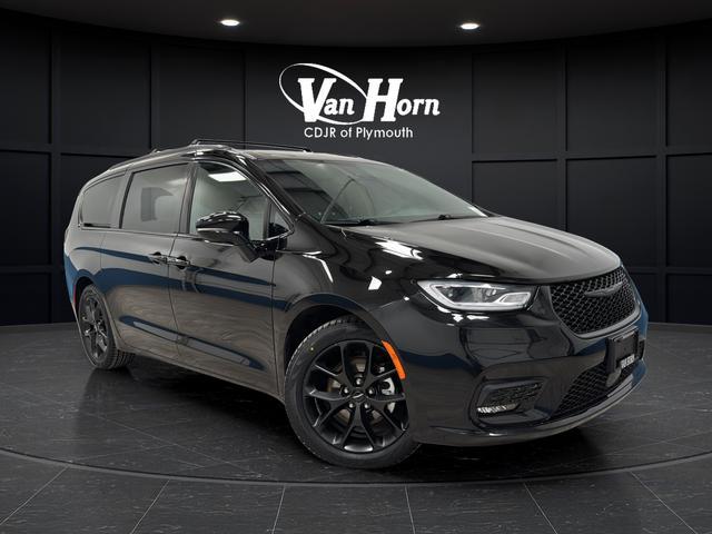 used 2025 Chrysler Pacifica car, priced at $35,149
