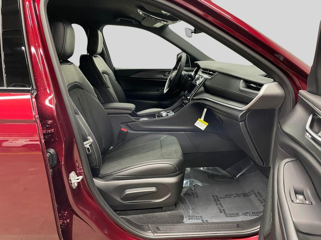 new 2025 Jeep Grand Cherokee car, priced at $45,662