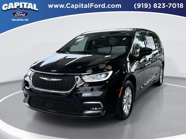 used 2025 Chrysler Pacifica car, priced at $31,995