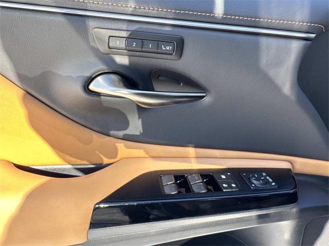 used 2025 Lexus ES 300h car, priced at $46,895