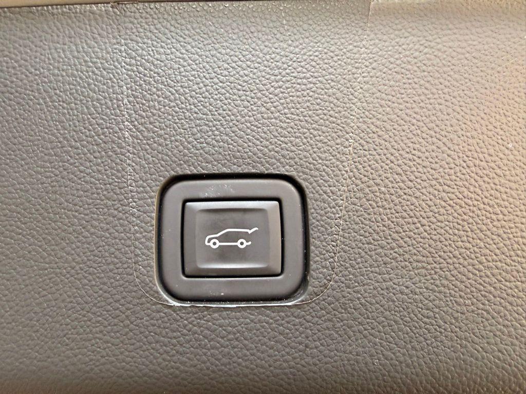 used 2023 Chevrolet Traverse car, priced at $35,997