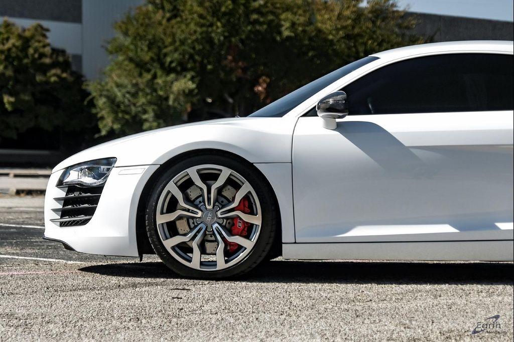 Audi R8 view 11