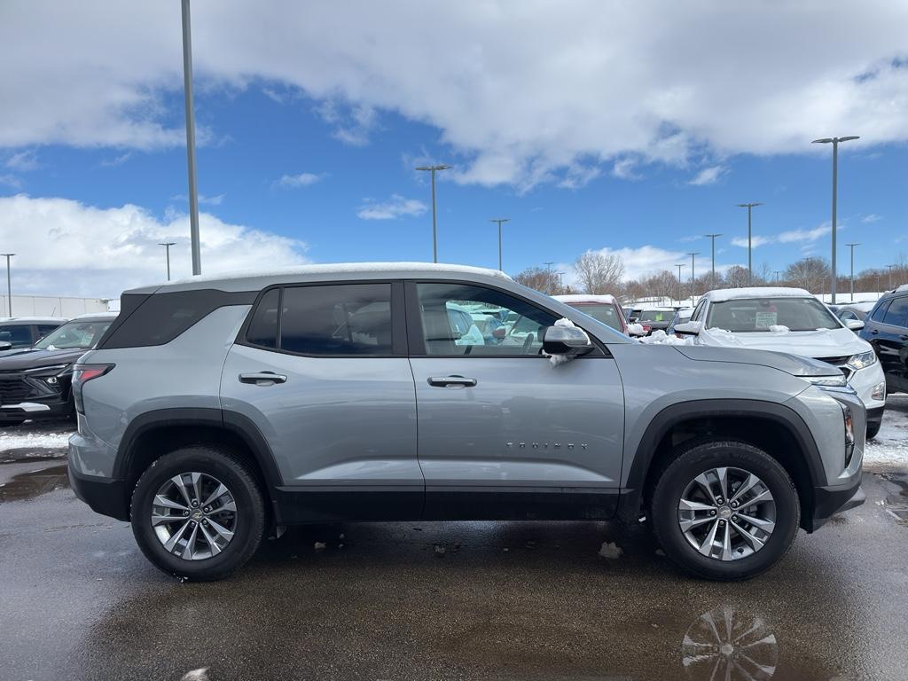 used 2025 Chevrolet Equinox car, priced at $26,299