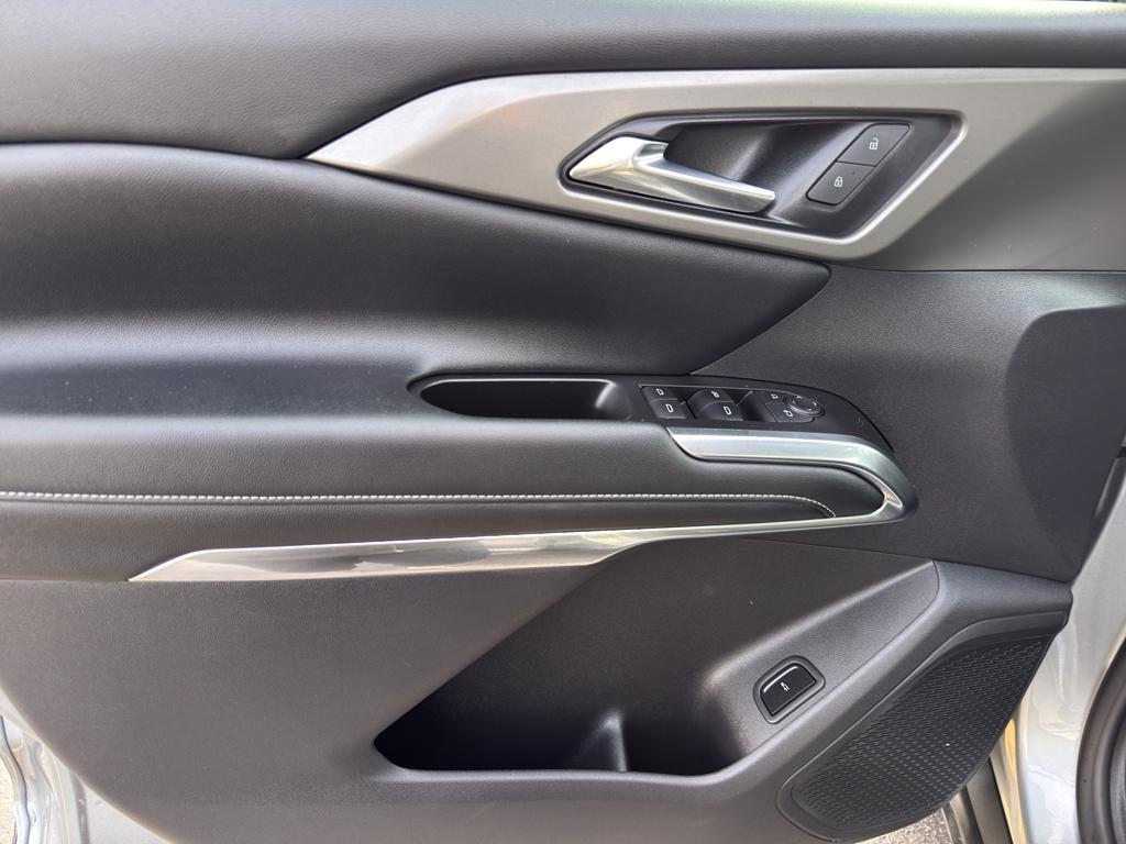 used 2024 Chevrolet Traverse car, priced at $33,799