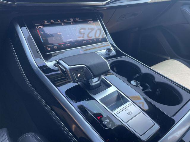Audi Q8 view 30