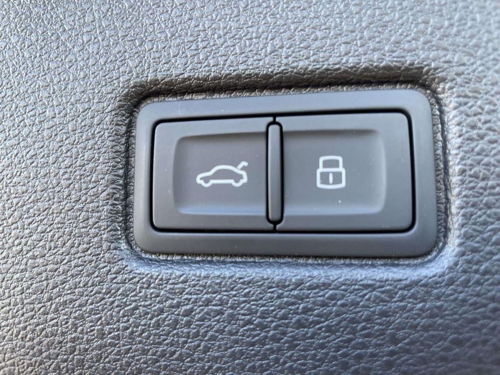 new 2025 Audi Q7 car, priced at $73,996