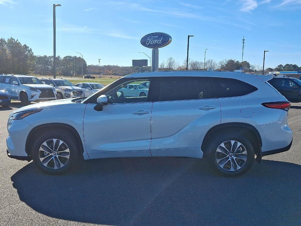 used 2022 Toyota Highlander car, priced at $34,000