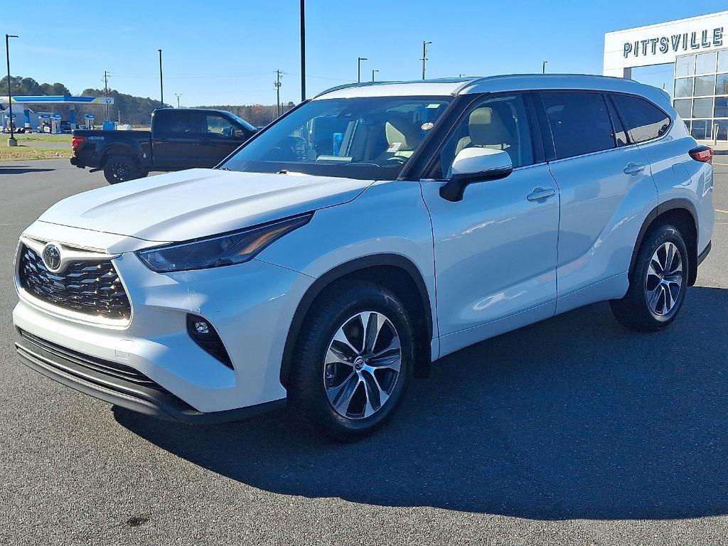 used 2022 Toyota Highlander car, priced at $34,000