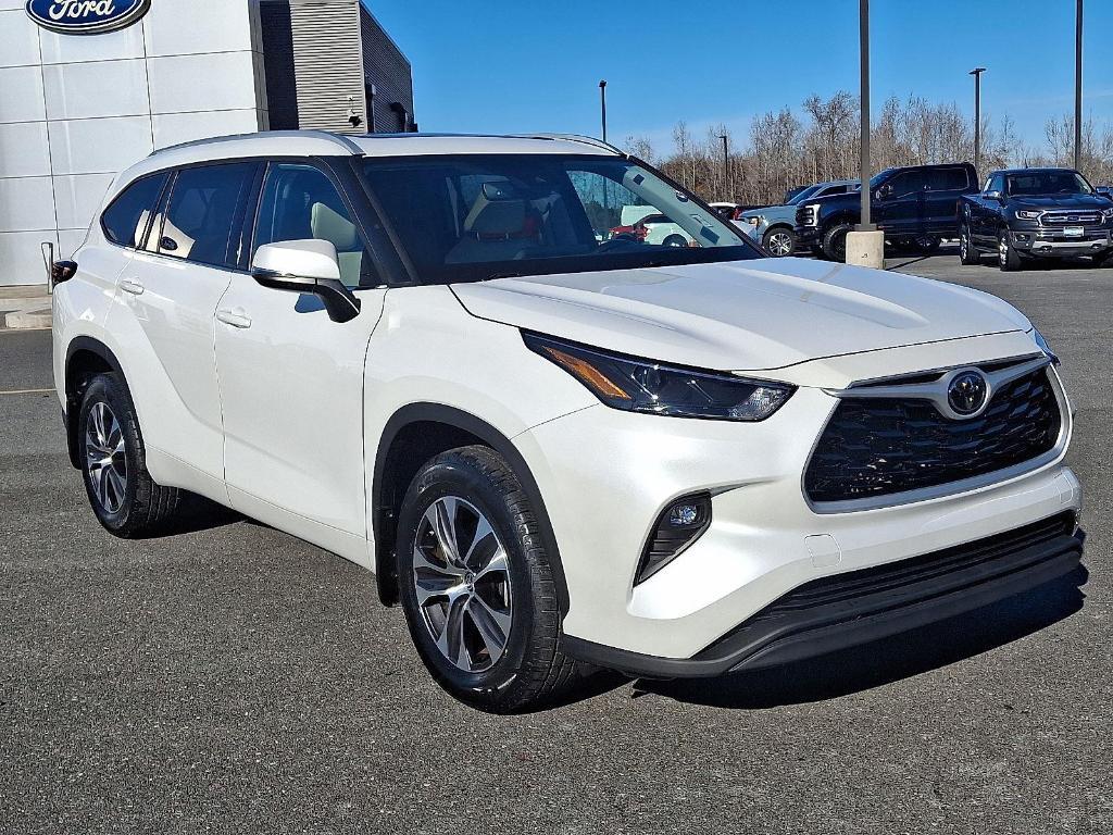 used 2022 Toyota Highlander car, priced at $34,000