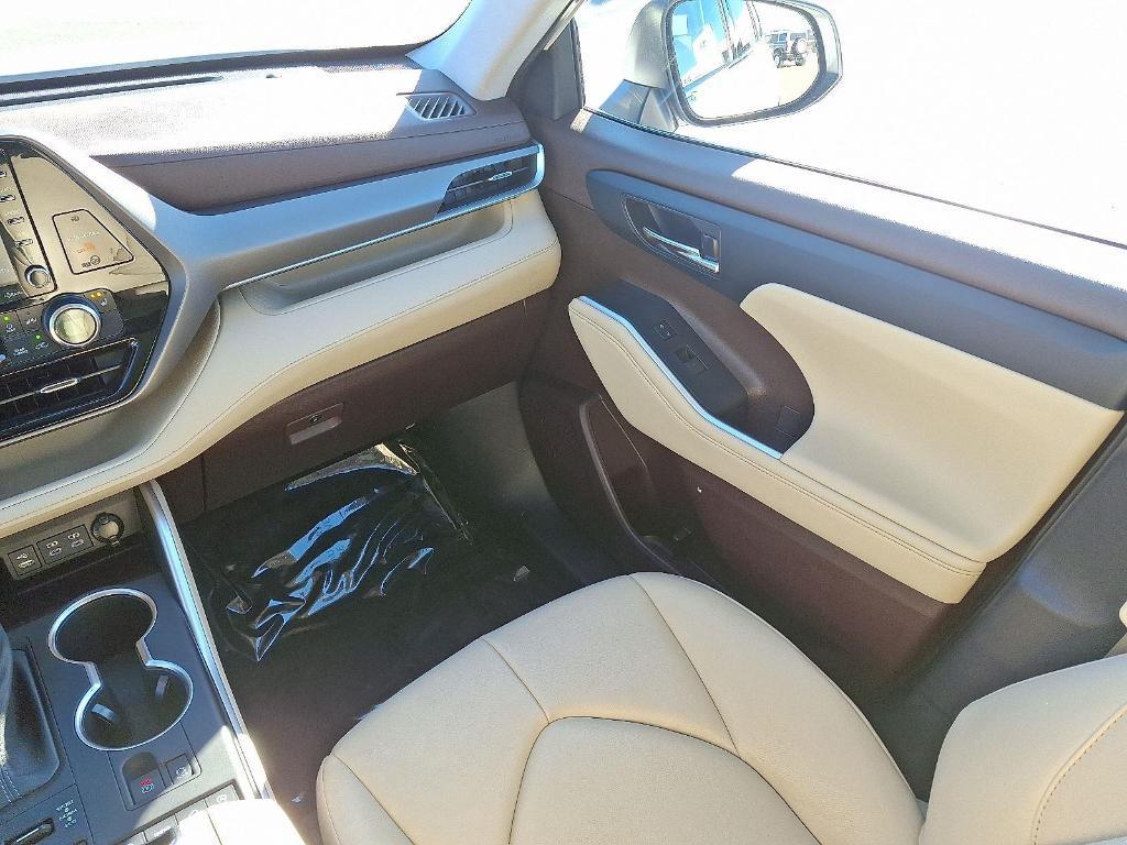 used 2022 Toyota Highlander car, priced at $34,000