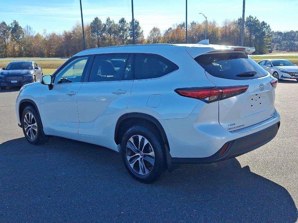 used 2022 Toyota Highlander car, priced at $34,000