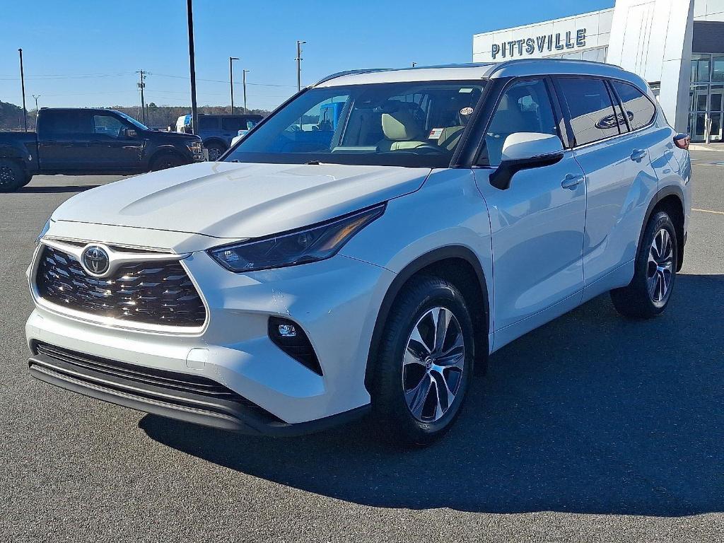 used 2022 Toyota Highlander car, priced at $34,000