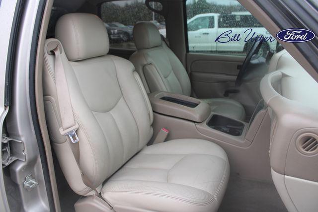 used 2005 Chevrolet Avalanche car, priced at $11,600