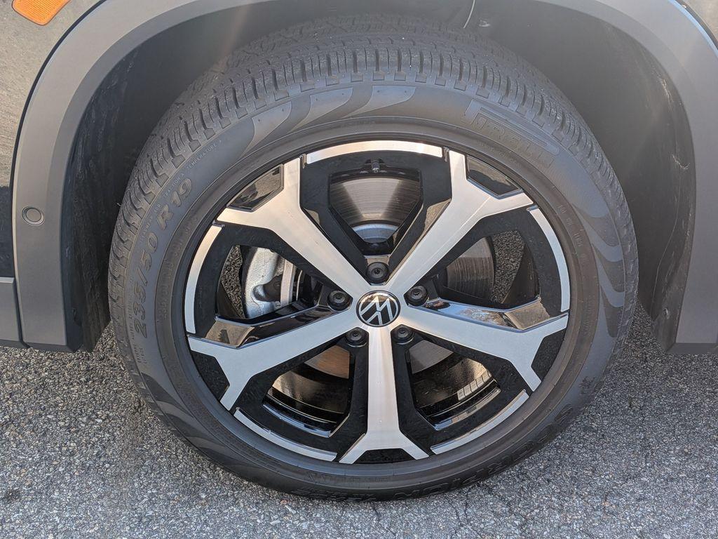 used 2025 Volkswagen Tiguan car, priced at $34,900