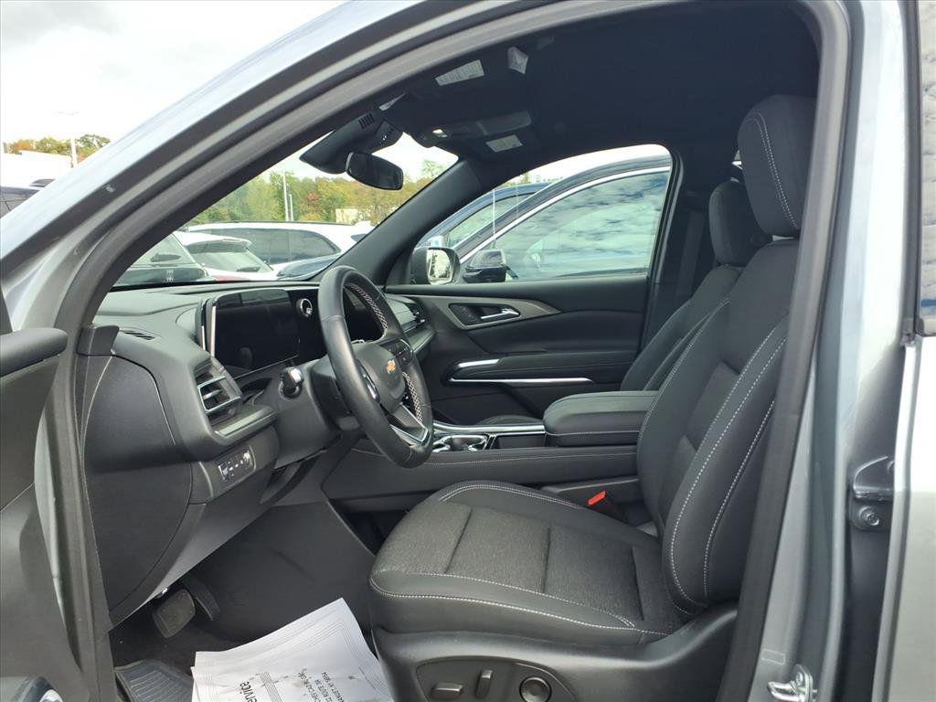 used 2025 Chevrolet Traverse car, priced at $38,990