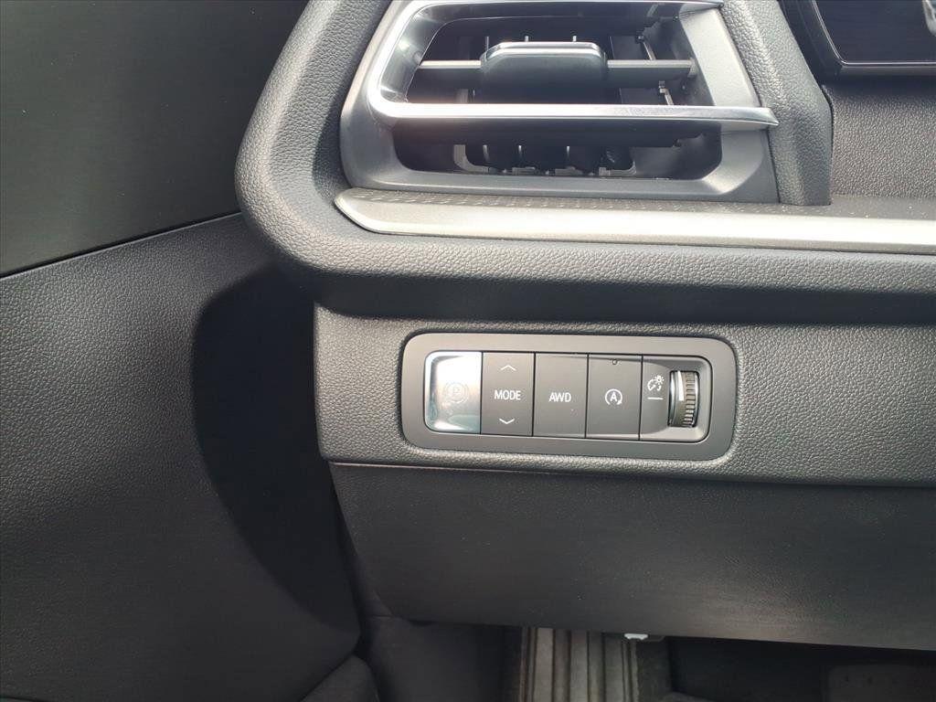 used 2025 Chevrolet Traverse car, priced at $38,990