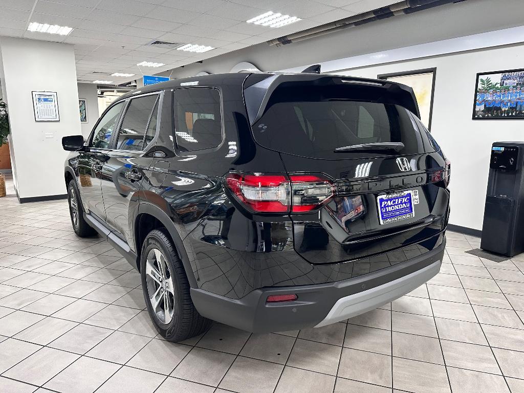 new 2025 Honda Pilot car, priced at $49,175