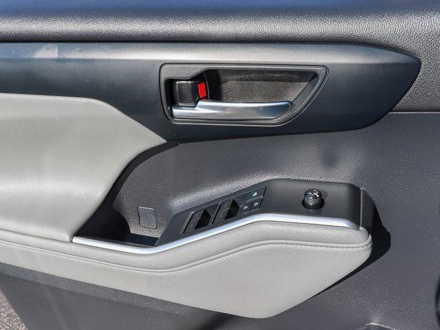 used 2021 Toyota Highlander car, priced at $27,420