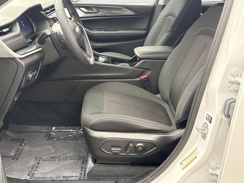 used 2023 Jeep Grand Cherokee car, priced at $28,999