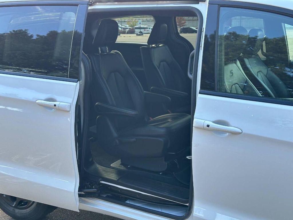 used 2022 Chrysler Pacifica Hybrid car, priced at $22,000