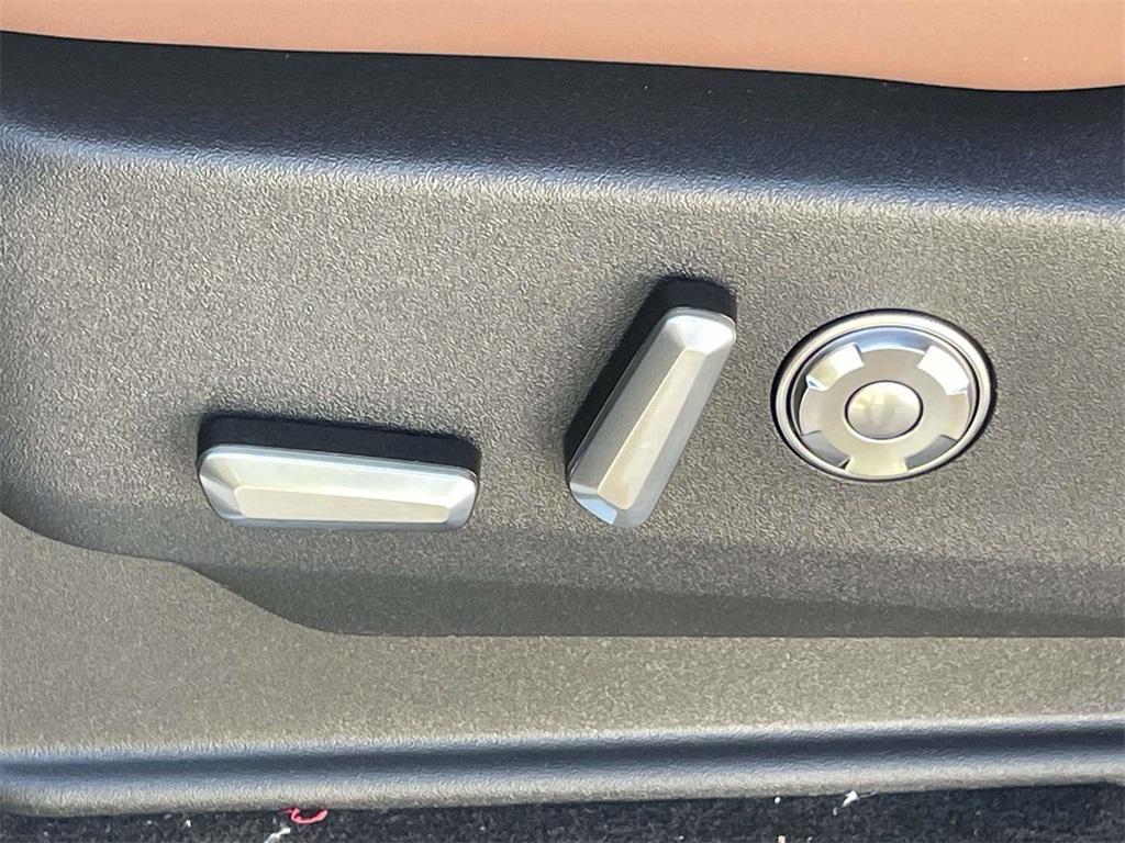 new 2025 Lincoln Navigator car, priced at $97,995