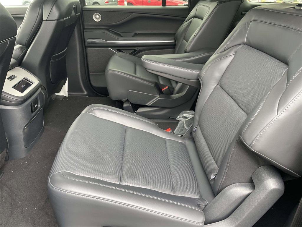 new 2025 Lincoln Navigator car, priced at $100,995